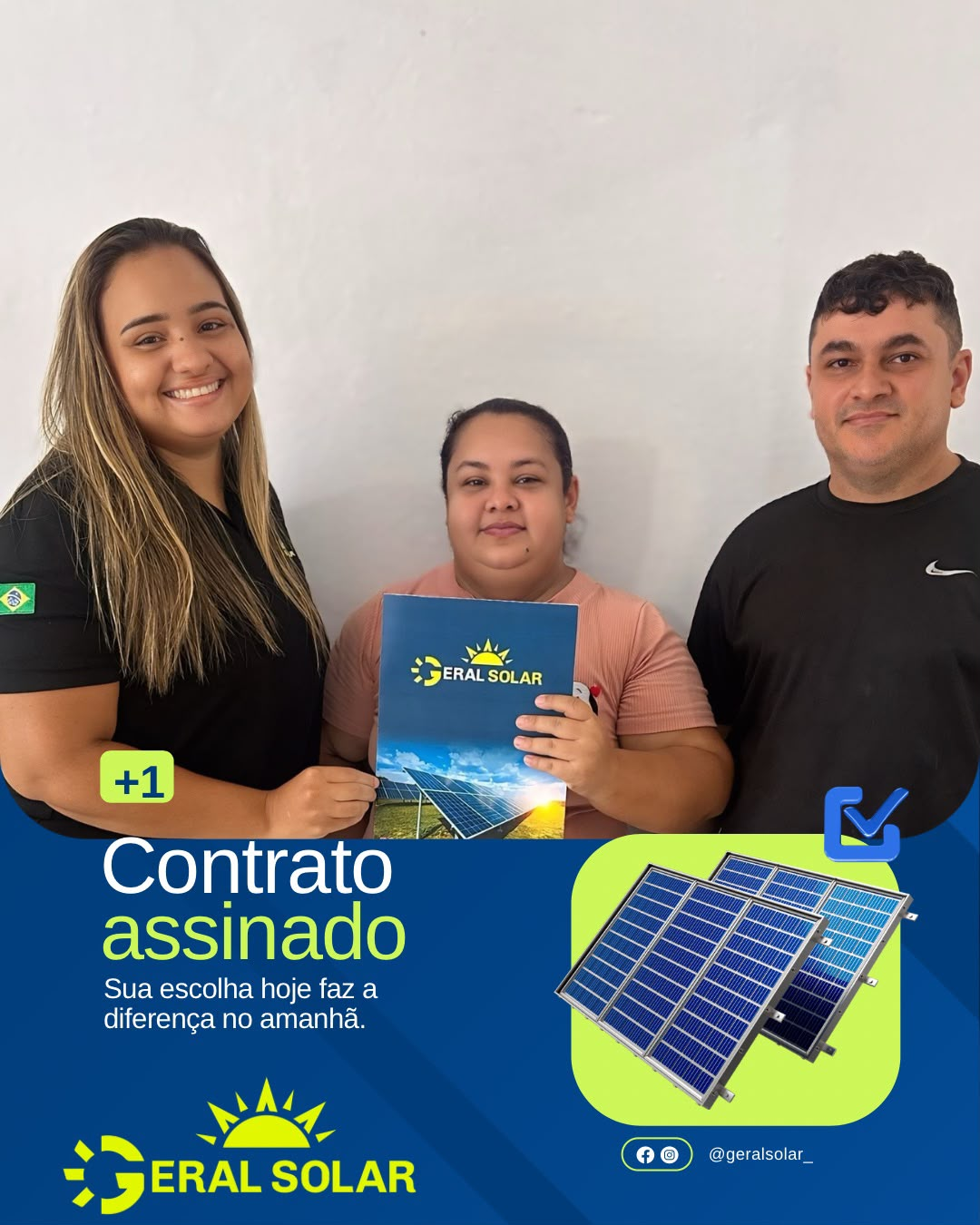 Cliente e equipe Geral Solar apresentando contrato assinado
