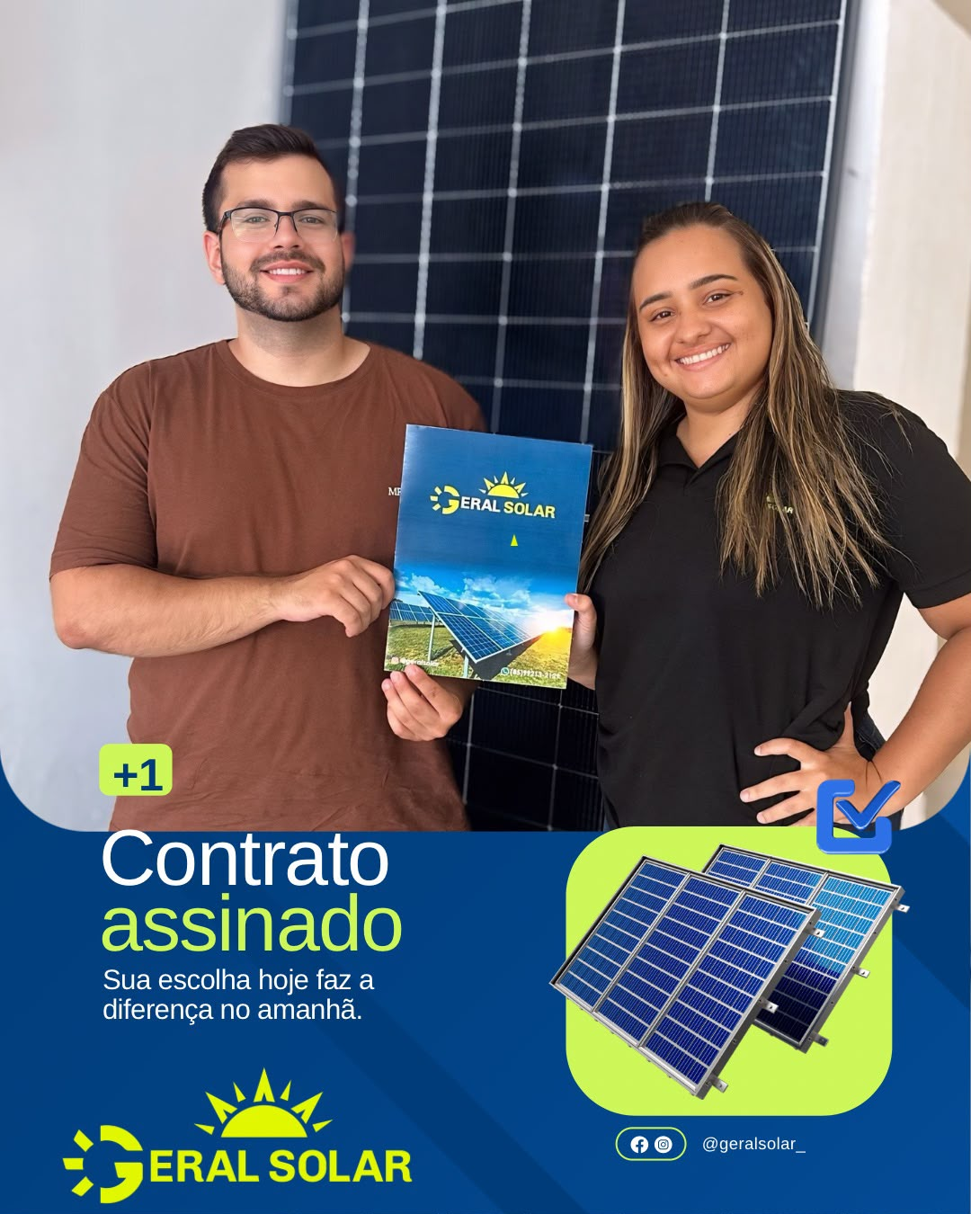 Cliente ao lado de painel solar com integrante da Geral Solar