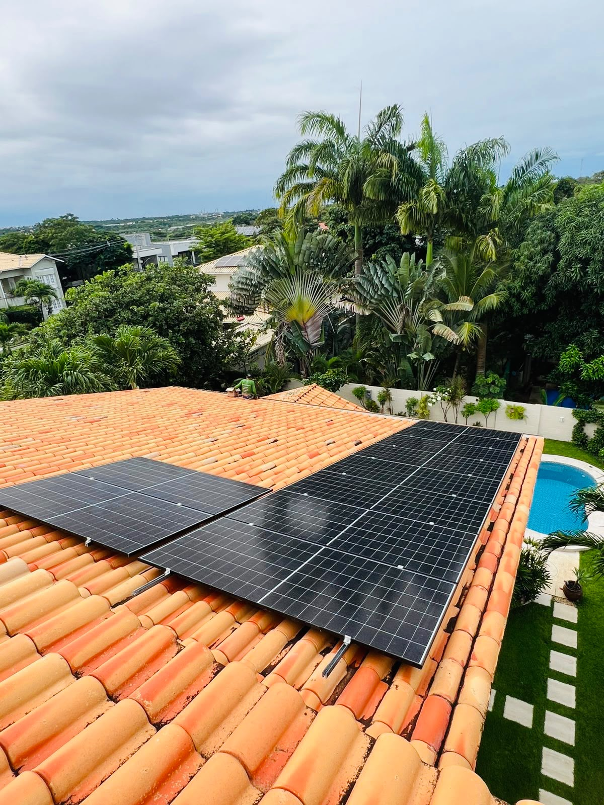 Projeto de energia solar instalado em telhado residencial